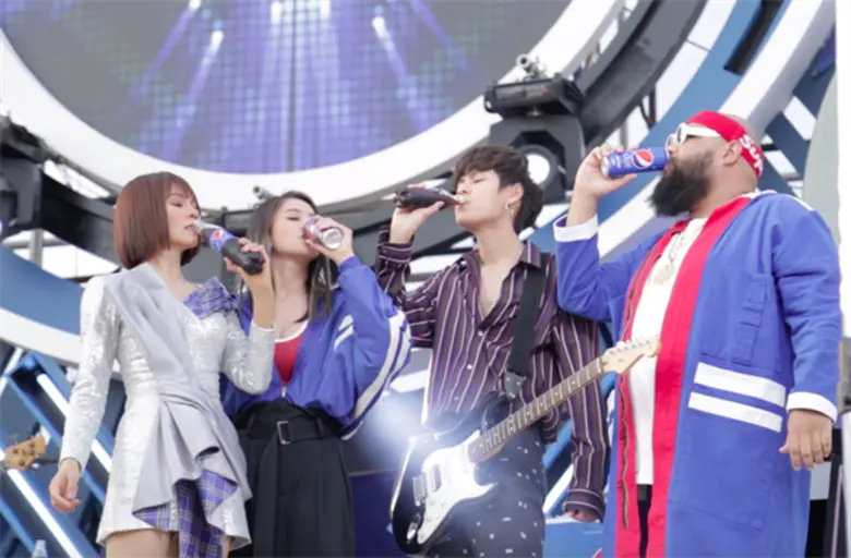 OPTION 1 หลังปล่อยน้ำจิ้มโชว์การฟีเจอริ่งในแบบฉบับ ...