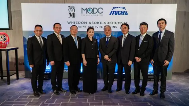 ทิพพาภรณ์ อริยวรารมย์ (ที่ 4 จากซ้าย) ประ...
