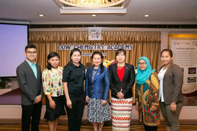 ศาสตราจารย์ ดร.ศุภวรรณ ตันตยานนท์ (กลาง) ...