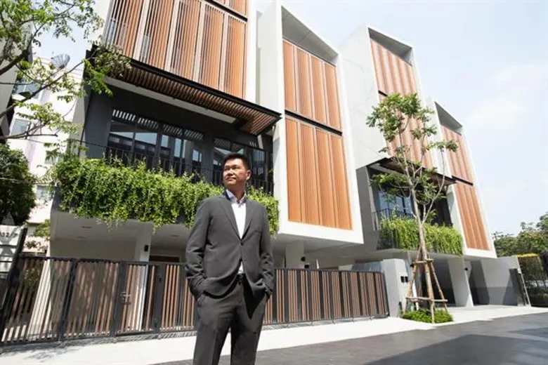 นายถวนันท์ ธเนศเดชสุนทร กรรมการผู้จัดการ บริษัท ดี ...