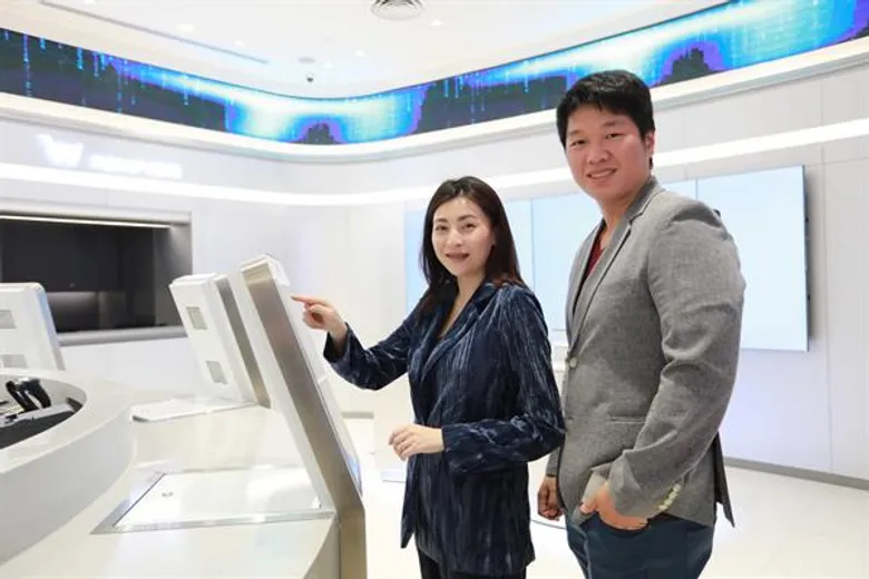เซเลบริตี้นักธุรกิจยุคใหม่ ร่วมสัมผัสที่สุดแห่งการบริการสุดล้ำ พร้อมยลโฉม “AIS DigitALL Shop” ที่แรกในไทย