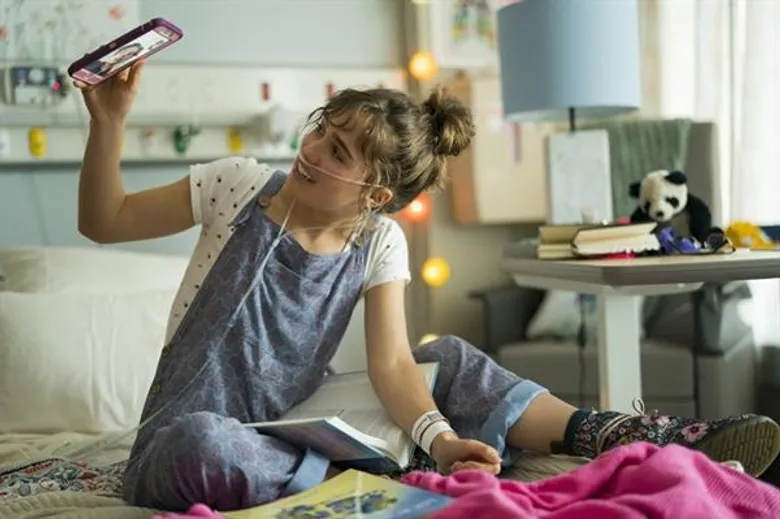 ตัวอย่างแรก “FIVE FEET APART” เมื่อโรคร้ายกำหนดให้ “โคล สเปราซ์” และ “เฮลีย์ ลู ริชาร์ดสัน” ต้องห่างกัน 5 ฟุต พวกเขาจะรักกันได้อย่างไร หากสัมผัสกันไม่ได้?
