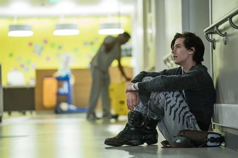 ตัวอย่างแรก “FIVE FEET APART” เมื่อโรคร้ายกำหนดให้ “โคล สเปราซ์” และ “เฮลีย์ ลู ริชาร์ดสัน” ต้องห่างกัน 5 ฟุต พวกเขาจะรักกันได้อย่างไร หากสัมผัสกันไม่ได้?