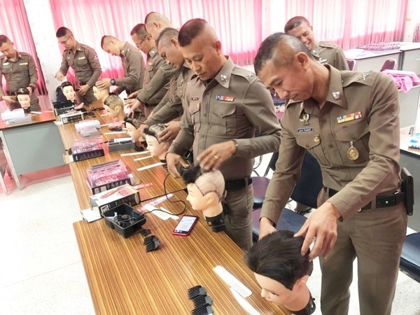 ภาพข่าว: จังหวัดลำพูน ส่งเสริมตำรวจไทย ลดรายจ่าย เพิ่มรายได้ ด้วยอาชีพ "Hairdresser"