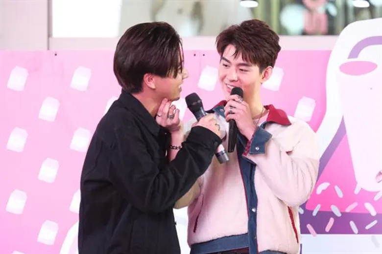 เพิร์ธ-เซ้นต์ ควงกันมาจิ้นกลางสยาม กับงาน Milky Lover วาเลนไทน์ 2019 จัดโดย เซ็นเตอร์พอยท์ สยามสแควร์
