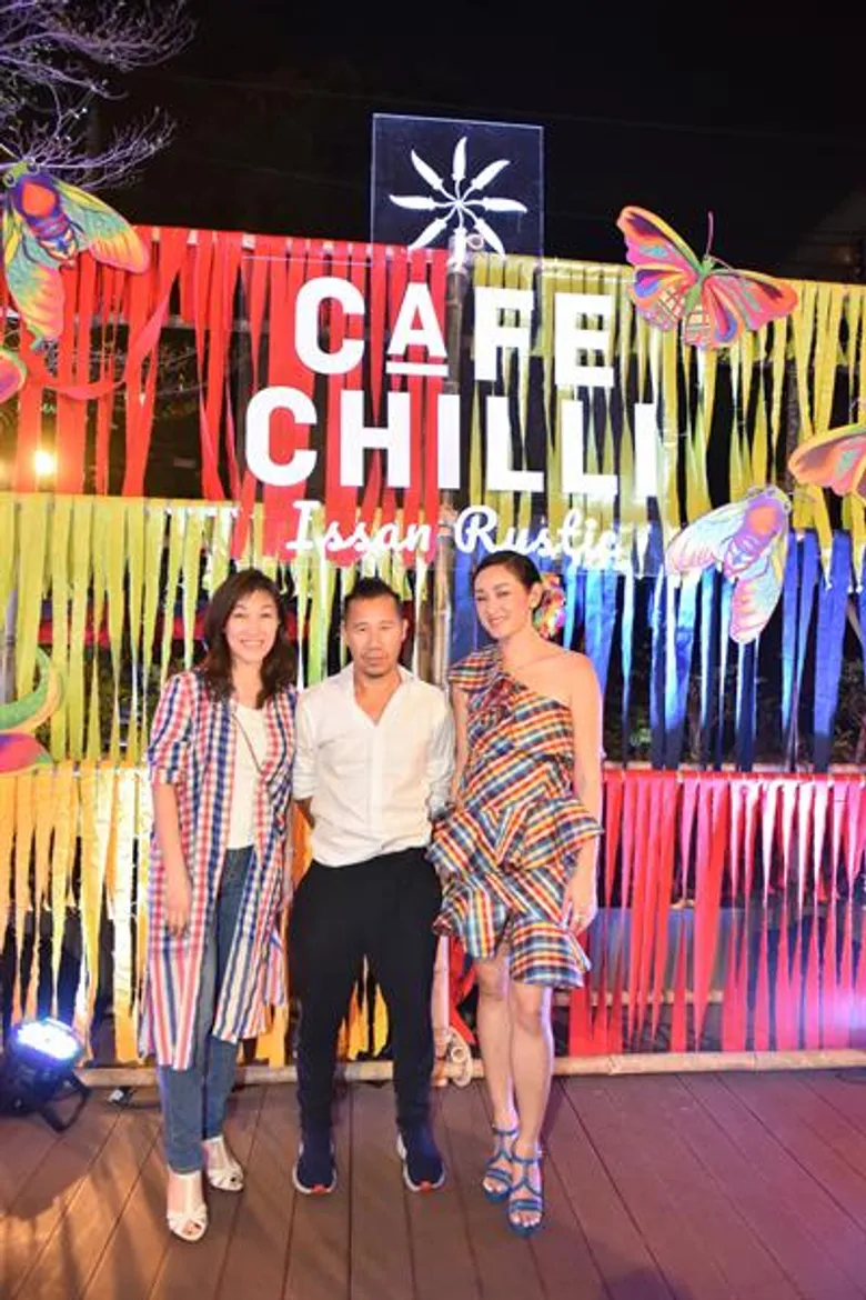 แซ่บต่อไม่รอแล้วนะ!! แอฟ - เป้ – พีค – คิทตี้ – พลอย เช็คอินงานเปิดร้านอาหารอีสาน “คาเฟ่ ชิลลี่ อีสานรัสติก” สาขาใหม่ ซอยร่วมฤดี