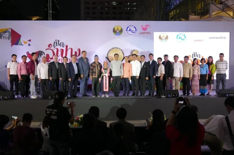 ลำปาง ปลายทางฝัน ยกขบวนของดีโชว์นักท่องเที่ยว หน้าลานเซ็นทรัลเวิร์ด