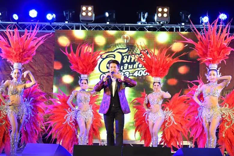 “เด่นคุณ-หยาด-ฐิสา”บุกตลาดเปิดแคมเปญ สมหวัง เงินสั่งได้ สุขทุกร้าน...สมหวังยกแผง