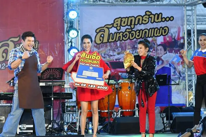 “เด่นคุณ-หยาด-ฐิสา”บุกตลาดเปิดแคมเปญ สมหวัง เงินสั่งได้ สุขทุกร้าน...สมหวังยกแผง