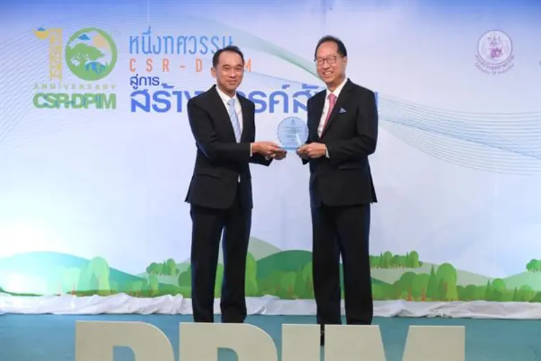 นายพงษ์ศักดิ์ แห่ล้อม (ซ้าย) ประธานคณะกรรมการพัฒนาอ...