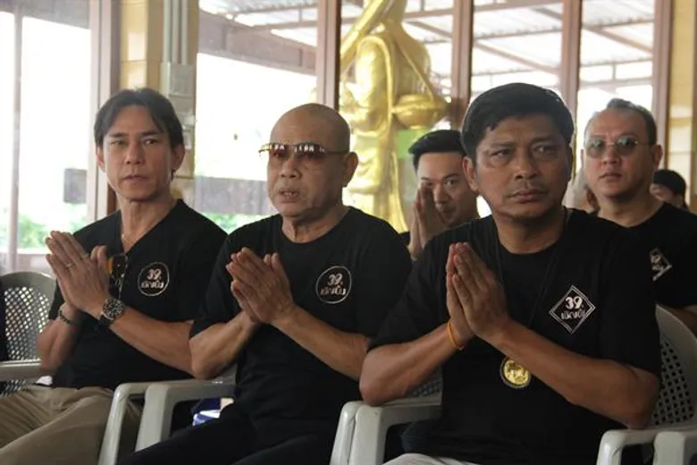 “เป็ด-โน้ต เชิญยิ้ม” พร้อมชาวคณะ ร่วมทำบุญเอาฤกษ์เอาชัย และเพื่อระลึก-อุทิศส่วนกุศลให้กับเชิญยิ้มที่ล่วงลับ ก่อนขึ้นเวที