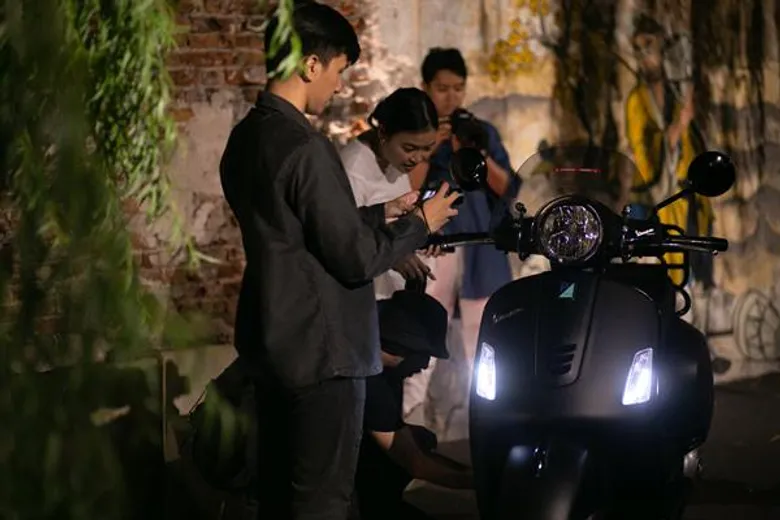 Vespa Notte Special Edition X RAB Street Photo Workshop เปิดประสบการณ์ความสนุกให้ขับขี่อย่างมีสไตล์ บนเส้นทางแห่งแสงสียามค่ำคืน พร้อมไอเดียถ่ายภาพสตรีทร่วมสร้างสรรค์โดย “ระเบิด ธนสรณ์ เจนการกิจ”