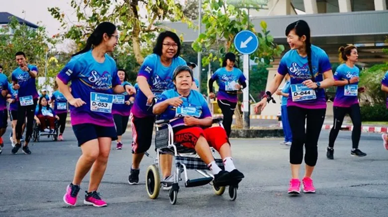 เฮงลิสซิ่ง ตอบแทนสังคมบริจาค 10,000 บาท สมทบกองทุนกายอุปกรณ์ โรงพยาบาลสันทราย เชียงใหม่