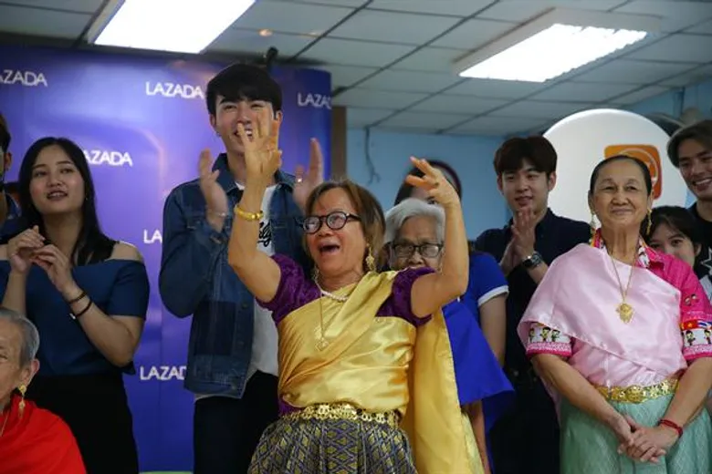 ลาซาด้าจัดให้! ควงคิ้วท์บอยออกเดทส่งต่อความรักผู้สูงวัย