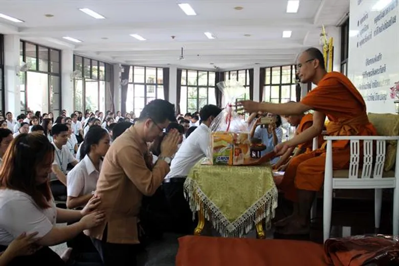 นศ. มทร.ธัญบุรี ตัดเย็บ “ผลิตภัณฑ์สงฆ์”