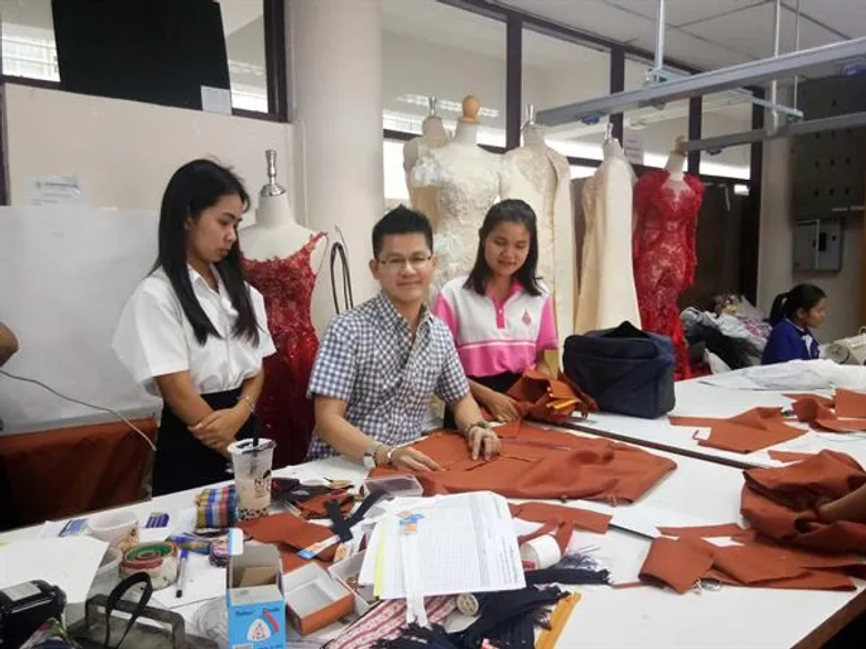 นศ. มทร.ธัญบุรี ตัดเย็บ “ผลิตภัณฑ์สงฆ์”