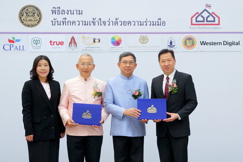 พลอากาศเอก ประจิน จั่นตอง (ที่ 2 จากขวา) ...