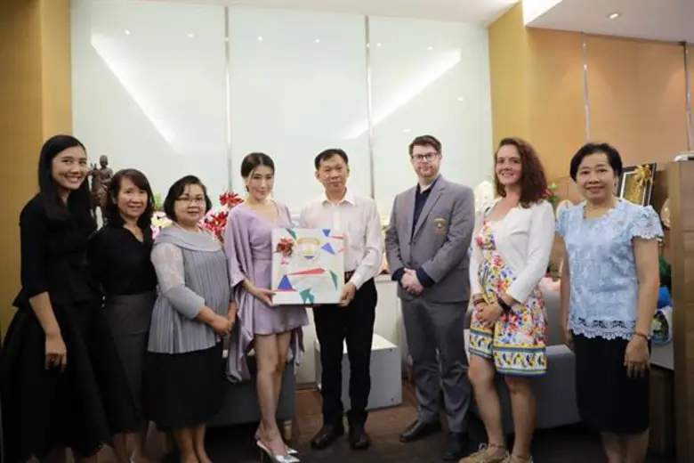'ครูเอิร์น’ นำคณะครูชมการสอนที่ สาธิตจุฬาฯ หวังปรับสูตรให้สอดคล้องไปในทิศทางเดียวกัน