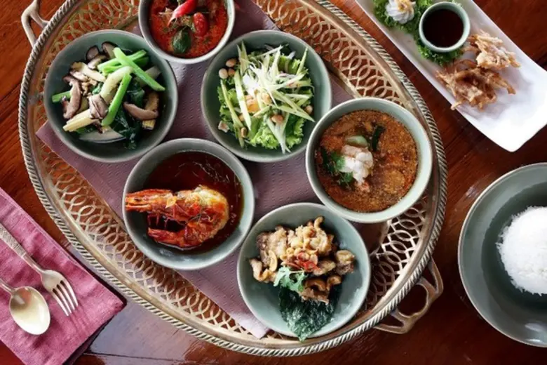 ห้องอาหารธาราทอง โรงแรมรอยัล ออคิด เชอราต...