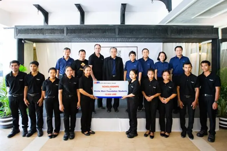 นางสาวสุทธิรัตน์ รัตนโชติ (ที่ 4 จากขวา) ...