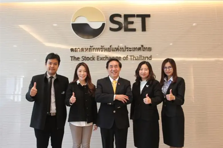 คุณสมบัติ อนันตรัมพร (กลาง) ประธานกรรมการ...