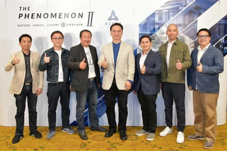 สุรัตน์ชัย กึงฮะกิจ (คนกลาง) ประธานกรรมกา...