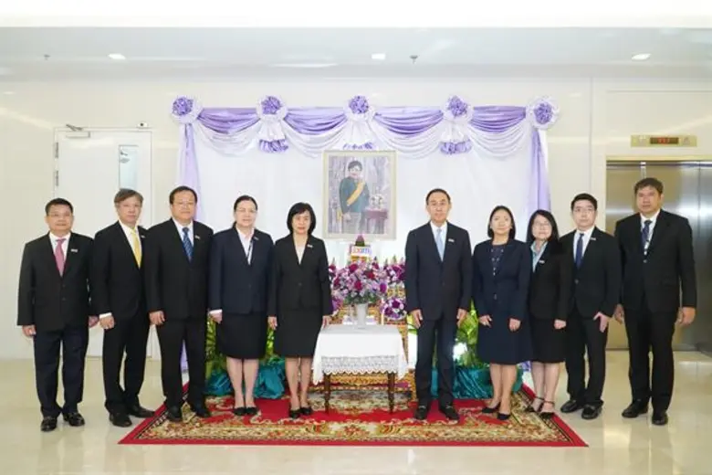 นายพิศิษฐ์ เสรีวิวัฒนา (ที่ 5 จากขวา) กรร...