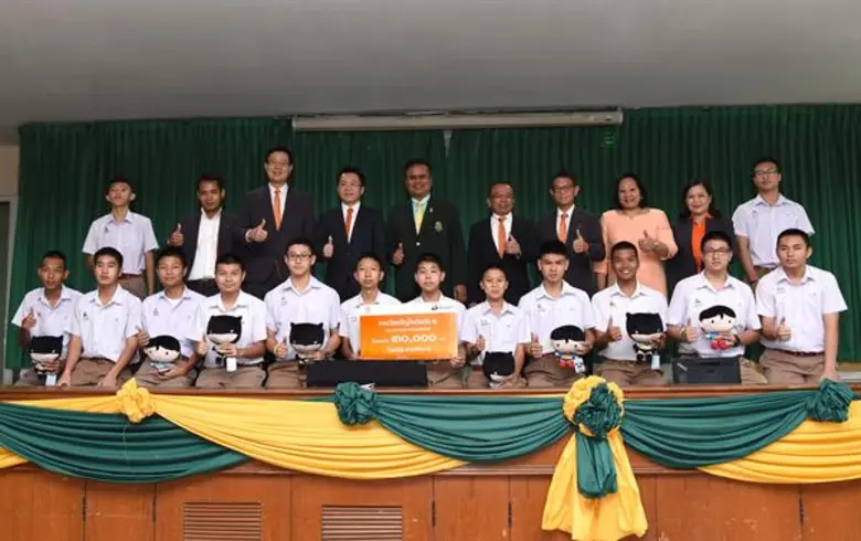 นายประพันธ์ อนุพงษ์องอาจ (ยืนที่ 4 จากซ้า...