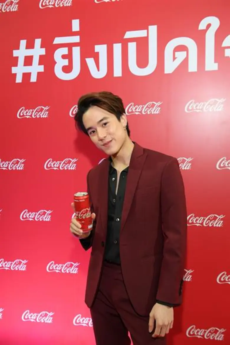 'โคคา-โคลา’ ดึง 'เจมส์ ธีรดนย์’ ควง 'พ่อ’ เปิดใจครั้งแรก เผยตัวตนที่แท้จริง!! ในแคมเปญสุดซึ้ง 'ยิ่งเปิดใจ ยิ่งใกล้กัน’