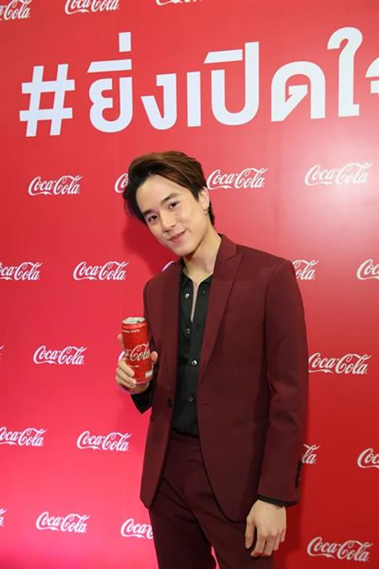 'โคคา-โคลา’ ดึง 'เจมส์ ธีรดนย์’ ควง 'พ่อ’ เปิดใจครั้งแรก เผยตัวตนที่แท้จริง!! ในแคมเปญสุดซึ้ง 'ยิ่งเปิดใจ ยิ่งใกล้กัน’