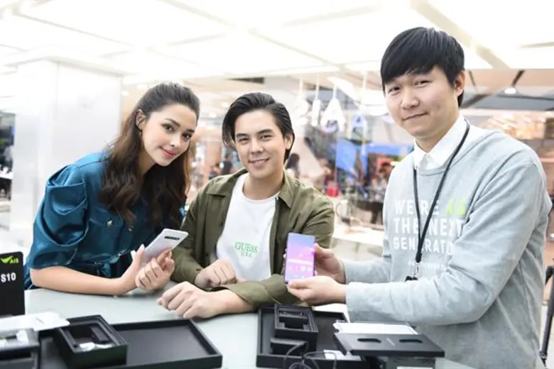 “พีช” – “แพท” ฟินเวอร์! โดนใจสมาร์ทโฟนสุดคุ้มบนเครือข่าย AIS จูงมือถอย “Samsung Galaxy S10” ก่อนใคร!