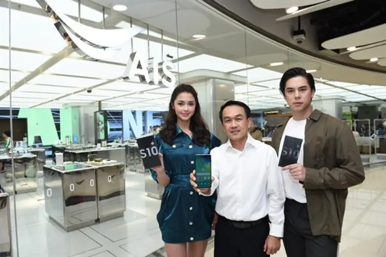 “พีช” – “แพท” ฟินเวอร์! โดนใจสมาร์ทโฟนสุดคุ้มบนเครือข่าย AIS จูงมือถอย “Samsung Galaxy S10” ก่อนใคร!