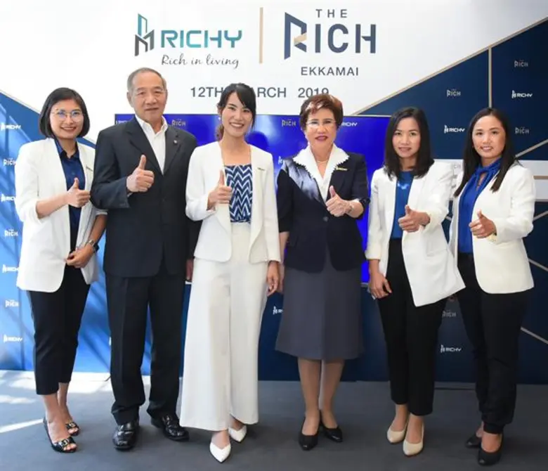 ดร.อาภา อรรถบูรณ์วงศ์ (ที่ 3 จากขวา) ประธ...