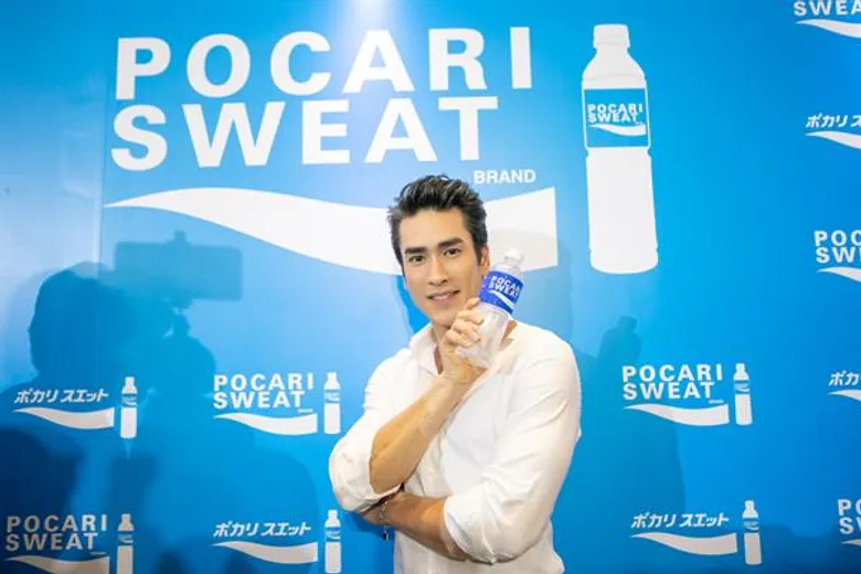 โพคารี่สเวท ปรับโฉมใหม่สไตล์ญี่ปุ่น เปิดตัว “ณเดชน์ คูกิมิยะ” พรีเซนเตอร์คนใหม่ พร้อมนำเสนอจุดเด่น 5 ประการ เชิญชวนคน รักสุขภาพ หันมาเลือกเครื่องดื่มคุณภาพ วางแผนจัดกิจกรรมเพิ่มยอดขายและขยายช่องการจำหน่ายทั่วประเทศในปีนี้