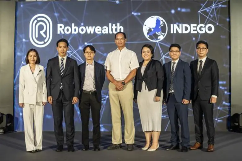 Mr. Korn Chatikavanij (middle), former Mi...