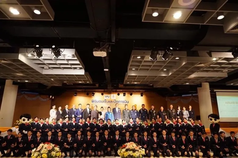 ม.ศรีปทุม มอบเข็มและปีกการบิน ความภาคภูมิใจในวิชาชีพ นศ.ธุรกิจการบิน SPU