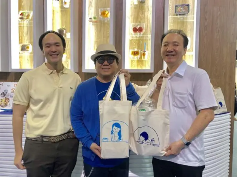 คุณธีระวัฒน์ วิทูรปกรณ์ (ขวา) กรรมการผู้จ...