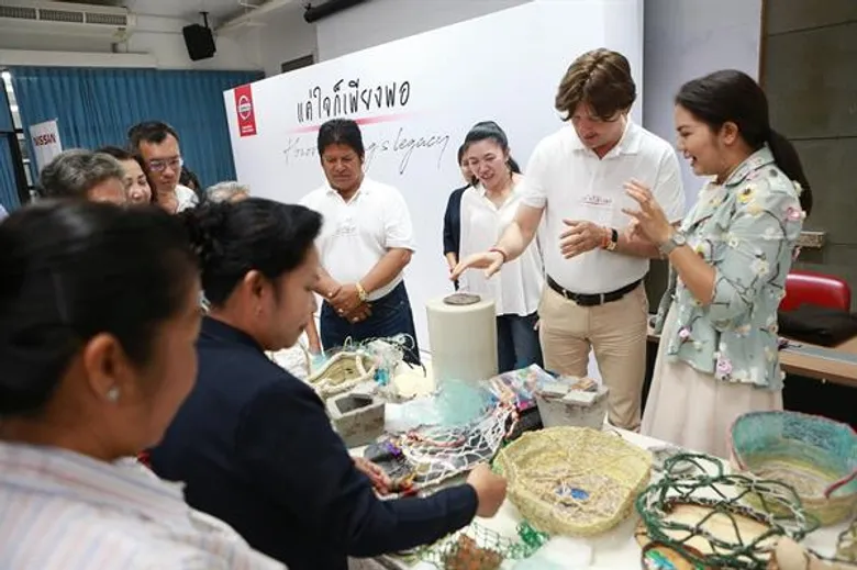 นักศึกษาสถาบันเทคโนโลยีพระจอมเกล้าเจ้าคุณทหารลาดกระบัง นำของเหลือใช้ ออกแบบผลิตภัณฑ์ให้มีดีไซน์ พร้อมจำหน่ายได้จริง เพื่อชุมชนปากน้ำปราณ ความคิดริเริ่มนี้เป็นส่วนหนึ่งของโครงการนิสสัน 'แค่ใจก็เพียงพอ' เพื่อลดของเสีย สร้างงาน และสร้างรายได้ที่ยั่งยืน