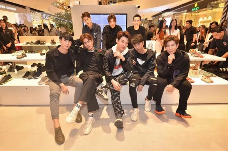 เฟย์ – โบ – เบลล์ เกี่ยวก้อยหนุ่มหล่อ โดนัท – ไอซ์ – เซ้นต์ – แชมป์ ฉลองบ้านใหม่ CAMPER @ เซ็นทรัลเวิลด์