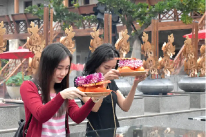 ฉลองสงกรานต์พร้อมหน้า “อยู่เย็นเป็นสุข” ที่ล้ง 1919 สรงน้ำหลวงพ่อสมปรารถนา เวิร์คช็อปศิลปะไทยในบรรยากาศจีน