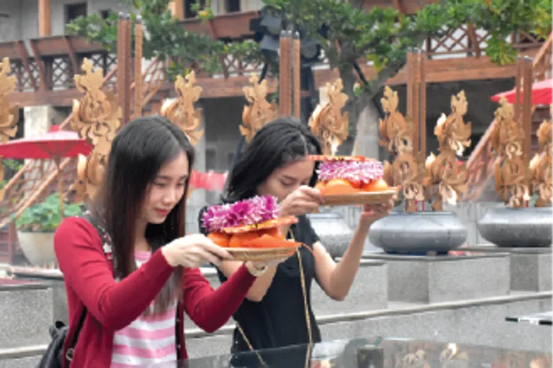 ฉลองสงกรานต์พร้อมหน้า “อยู่เย็นเป็นสุข” ที่ล้ง 1919 สรงน้ำหลวงพ่อสมปรารถนา เวิร์คช็อปศิลปะไทยในบรรยากาศจีน
