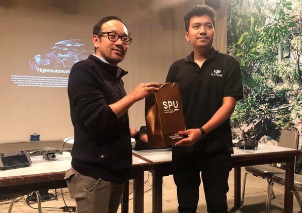 เด็กภาพยนตร์และสื่อดิจิทัล ม.ศรีปทุม เรียนรู้การถ่ายภาพมุมสูงด้วยเทคโนโลยีดิจิทัล กับ DJI 13 Store