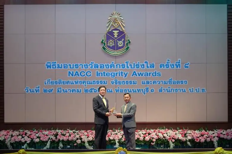 นายพงศธร ทวีสิน (ซ้าย) ประธานเจ้าหน้าที่บ...