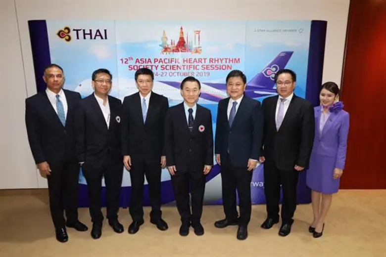 นายวิวัฒน์ ปิยะวิโรจน์ (ที่ 5 จากซ้าย) รอ...