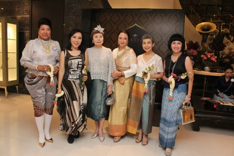 มาริสา สุโกศล หนุนภักดี (ที่ 4 จากซ้าย) ร...