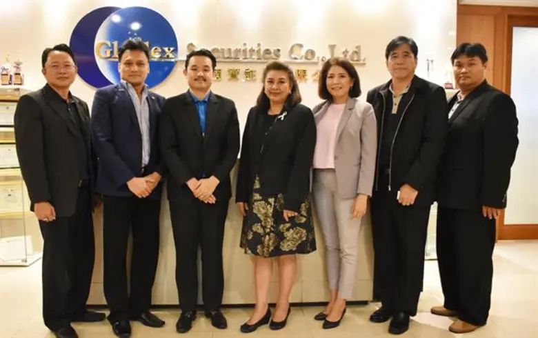 นางชุติภา กลิ่นสุวรรณ (ที่ 4 จากขวา) ประธานเจ้าหน้า...