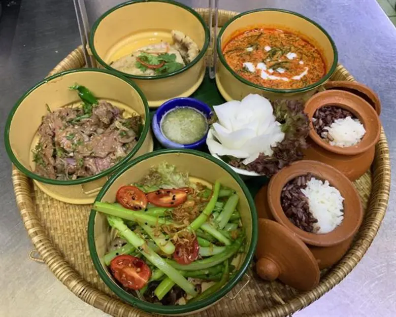 ร้านอาหารบลู เอเลเฟ่นท์ โดย เชฟนูรอ โซ๊ะม...