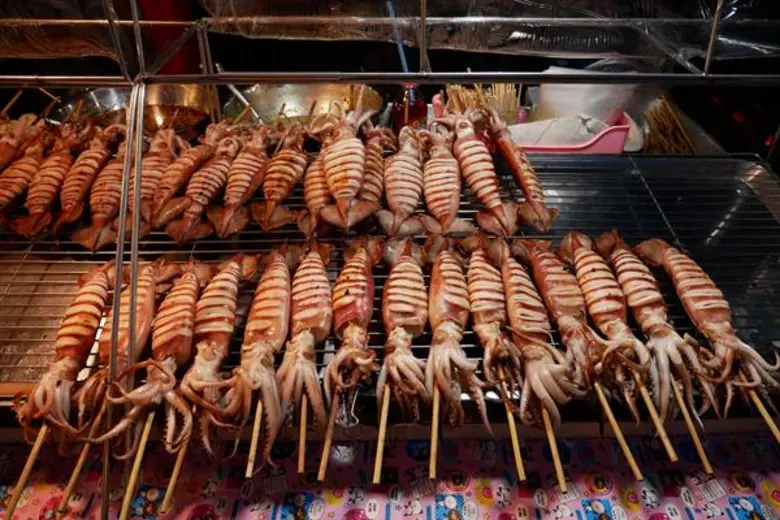 ซัมเมอร์นี้! ไปรษณีย์ไทย ชวนฟินกับสตรีทซีฟู้ด ตลาดประมงท่าเรือพลี จ.ชลบุรี สวรรค์บนดินของคนรักอาหารทะเล