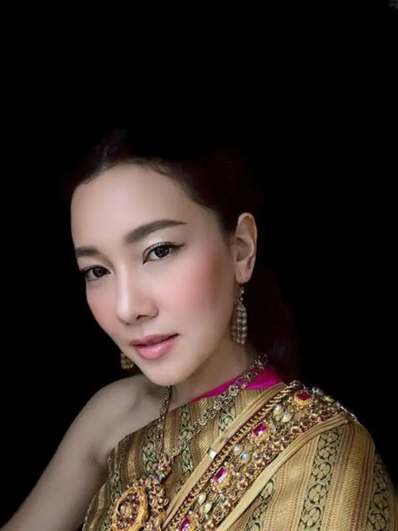 แอน-แต้ว-นุ่น-มิ้นต์ ยกทัพแต่งชุดไทย 4 ยุคในงาน "The ICONIC Songkran Festival 2019 at ICONSIAM"