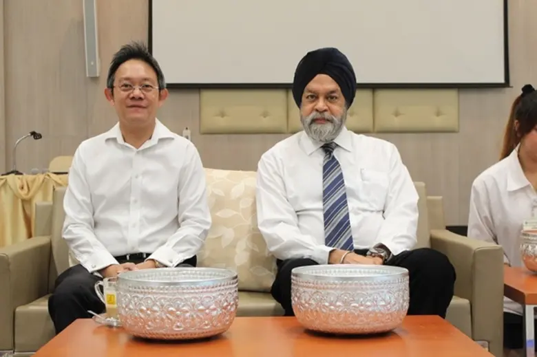 โรงพยาบาลสุขุมวิท ได้ทำการจัดพิธีรดน้ำขอพ...
